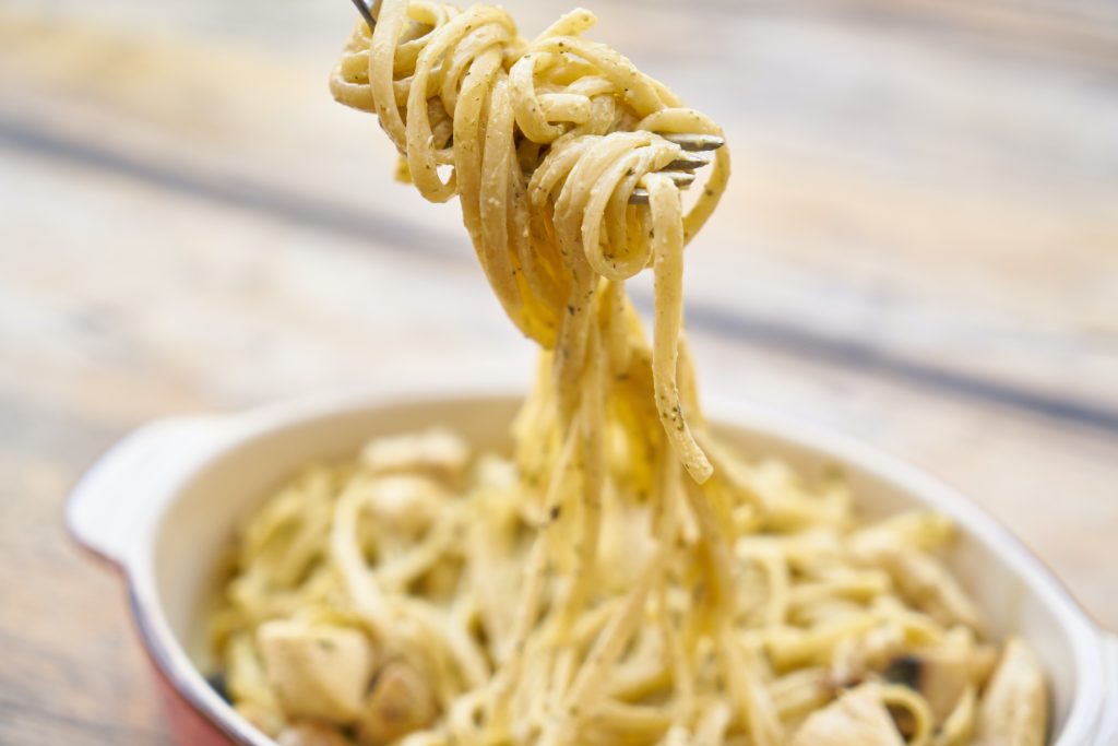 Tato krémová smetanová omáčka se žampiony se skvěle hodí k těstovinám. Možností jsou např. klasické špagety, oblíbené penne nebo dlouhé a ploché tagliatelle. 