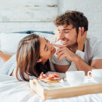 selectivefocusofyoungcoupletouchingeachothernearcoffee