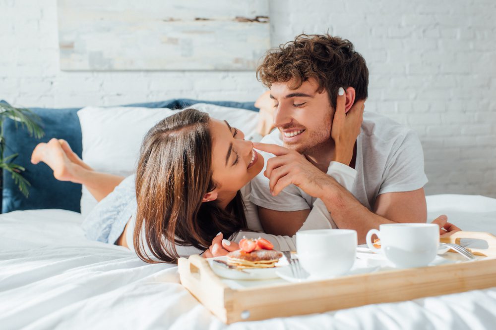 selectivefocusofyoungcoupletouchingeachothernearcoffee