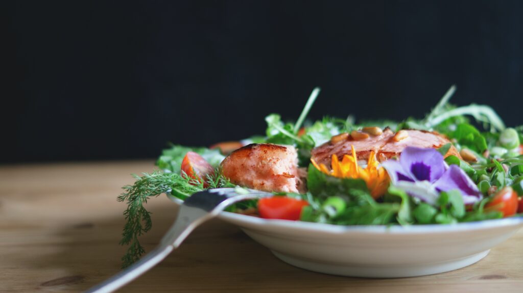 kureci-salat-s-hrozny-a-orechy