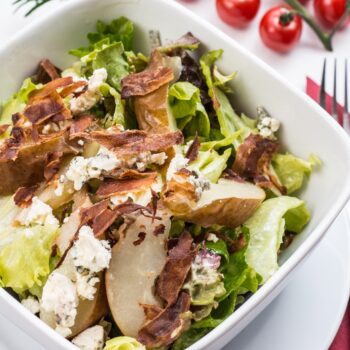 zeleninovy-salat-se-syrem-a-slaninou