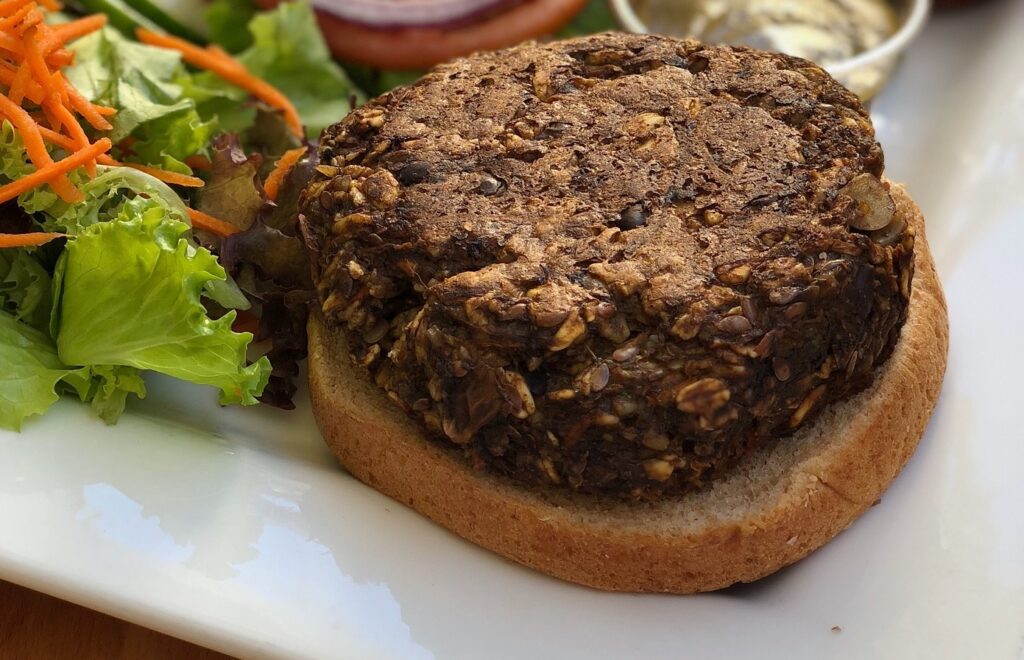 Burger s quinoou a černými fazolemi