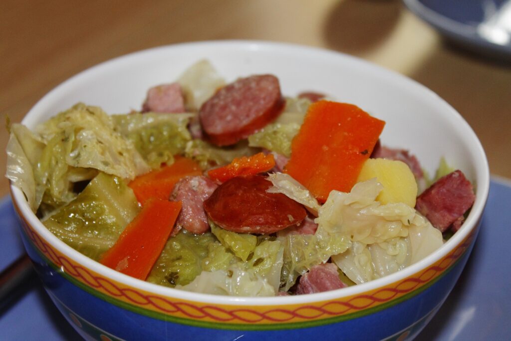 pokrm-z-klobas-zeli-mrkve-a-brambor