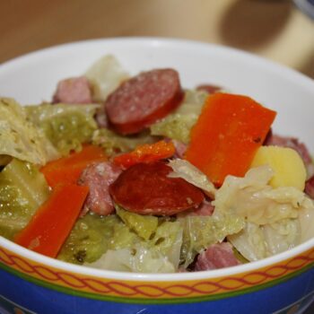 pokrm-z-klobas-zeli-mrkve-a-brambor