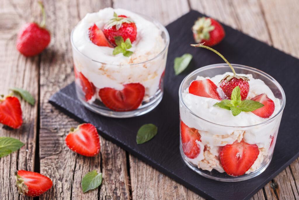 etonmess-strawberrieswithwhippedcreamandmeringuein