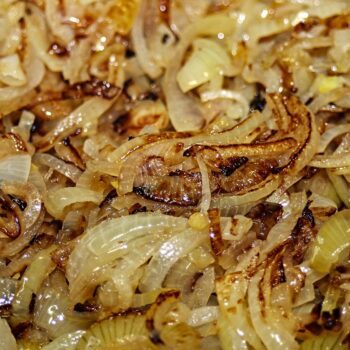 karamelizovana-cibulka