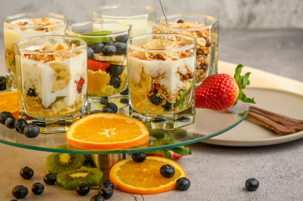 letni-jahodovy-parfait-s-jogurtem-a-granolou