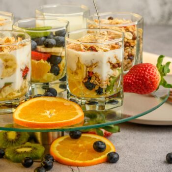 letni-jahodovy-parfait-s-jogurtem-a-granolou